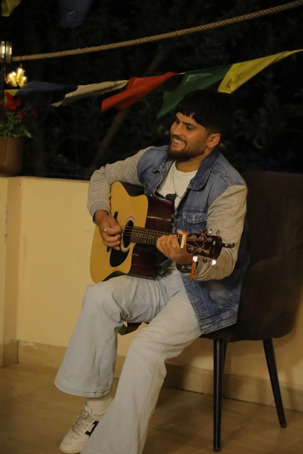 Live acoustic music session at Bar and Cafe Do NTHNG at HOGS Panorama in Manali